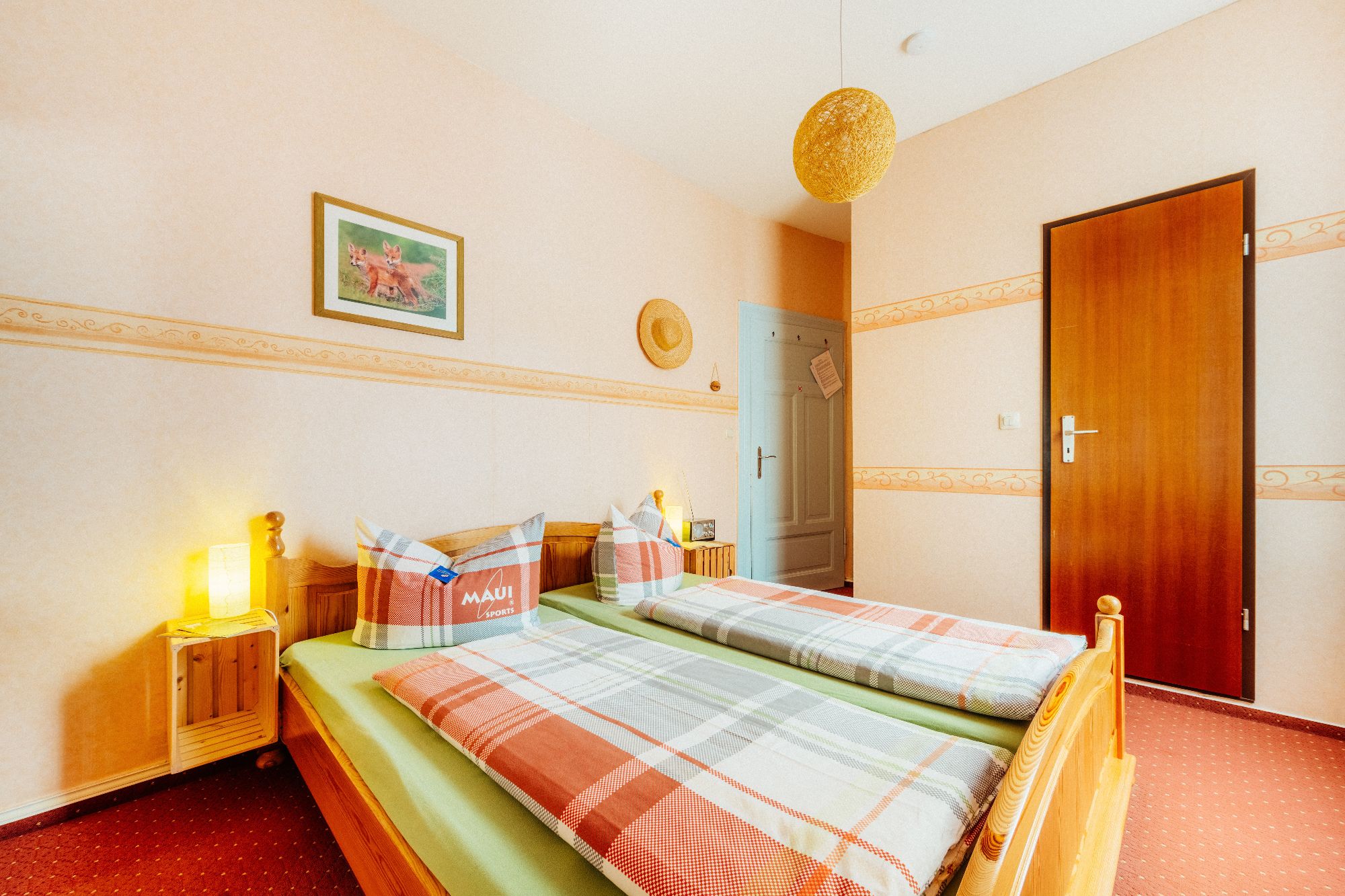 Doppelbett im Zimmer