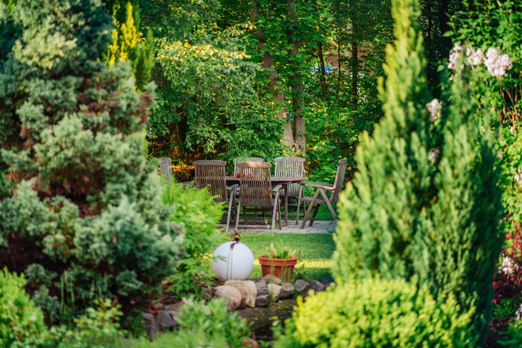 Blick auf Gartentisch